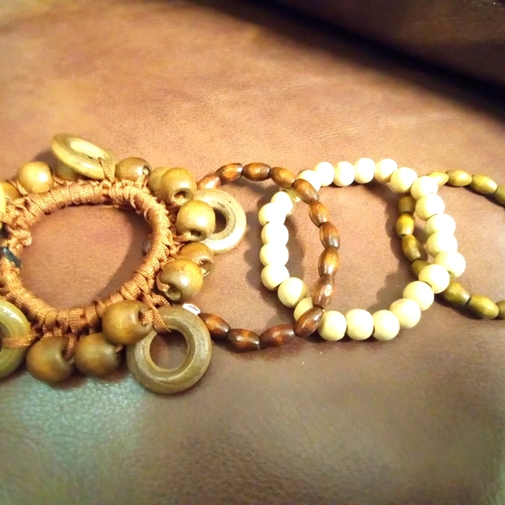 🌹Lot of 4 handmade vintage wooden stretch bracelets.